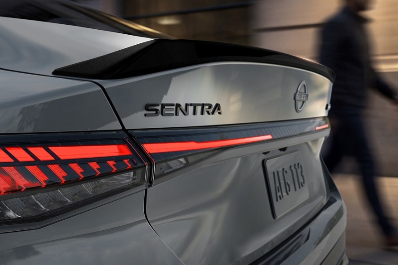 Седан Nissan Sentra слегка обновился и получил «затемнённую» версию