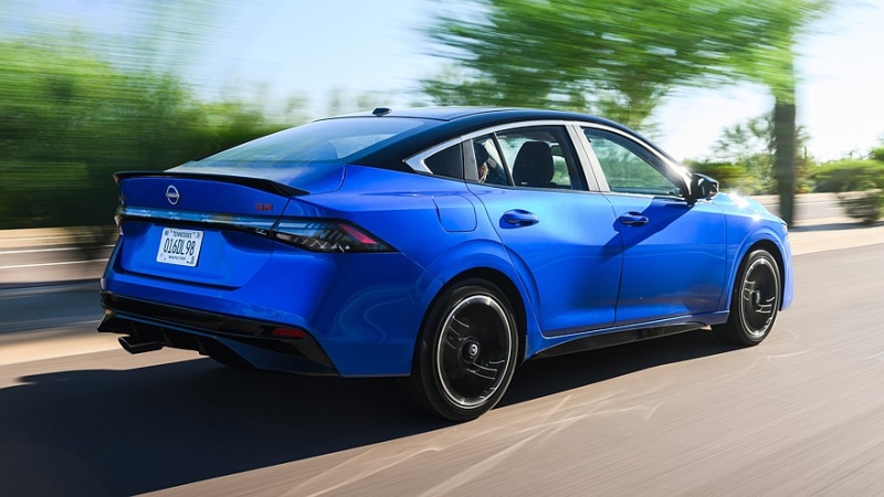Седан Nissan Sentra слегка обновился и получил «затемнённую» версию