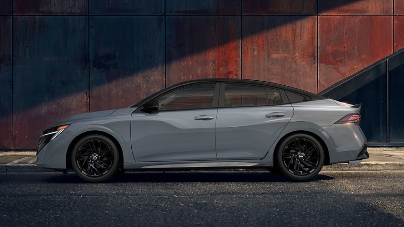Седан Nissan Sentra слегка обновился и получил «затемнённую» версию