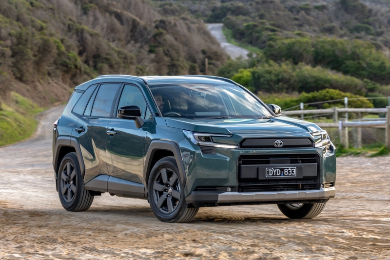 Toyota не планирует переводить актуальный кроссовер RAV4 на электротягу